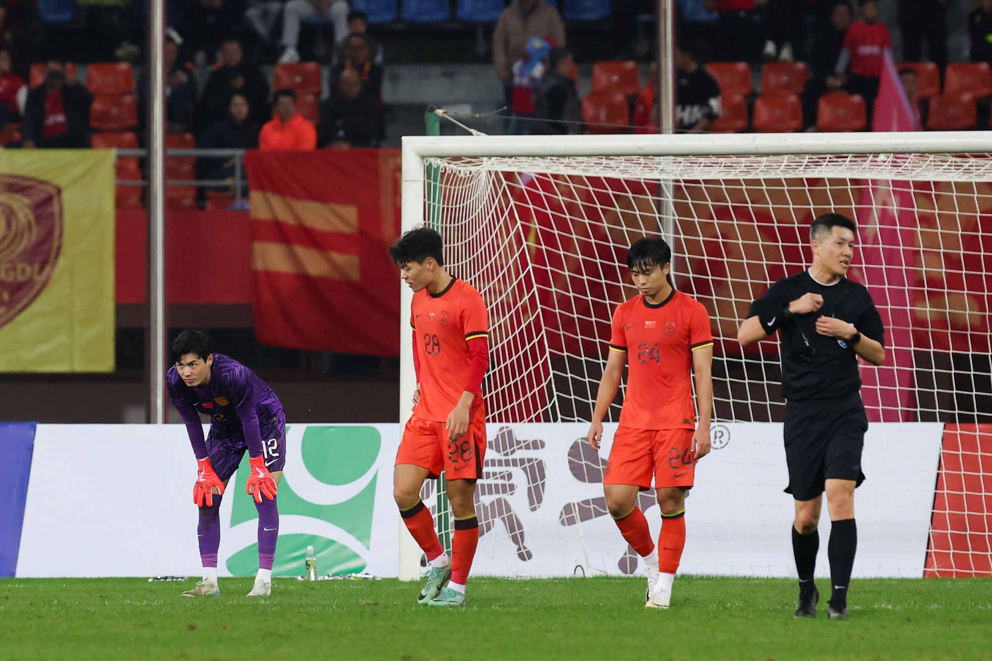 ประเด็นร้อนที่ทีมฟุตบอลชาติ U22 แพ้เวียดนาม : เชาเจี๋ยที่ดูเกมอยู่คงชินกับการถูกดุ