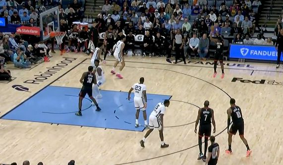 เซอร์ไพรส์! โอโคกีทำสามพอยน์เตอร์ได้ 3 จาก 3 ลูกในควอเตอร์ที่สามและทำคะแนนได้ 11 แต้ม ช่วยให้ทีมร็อกเก็ตส์ขยายช่องว่าง