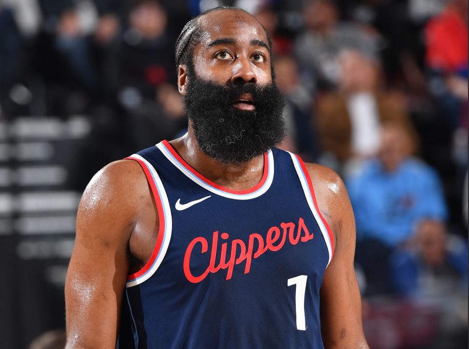 ขอให้มีเกมดีๆ ละกัน! ฮาร์เดน แอนด์ คอลลินส์ ทำ 37 แต้มในครึ่งแรกและพาทีมรักษาจ่าฝูงไว้ได้