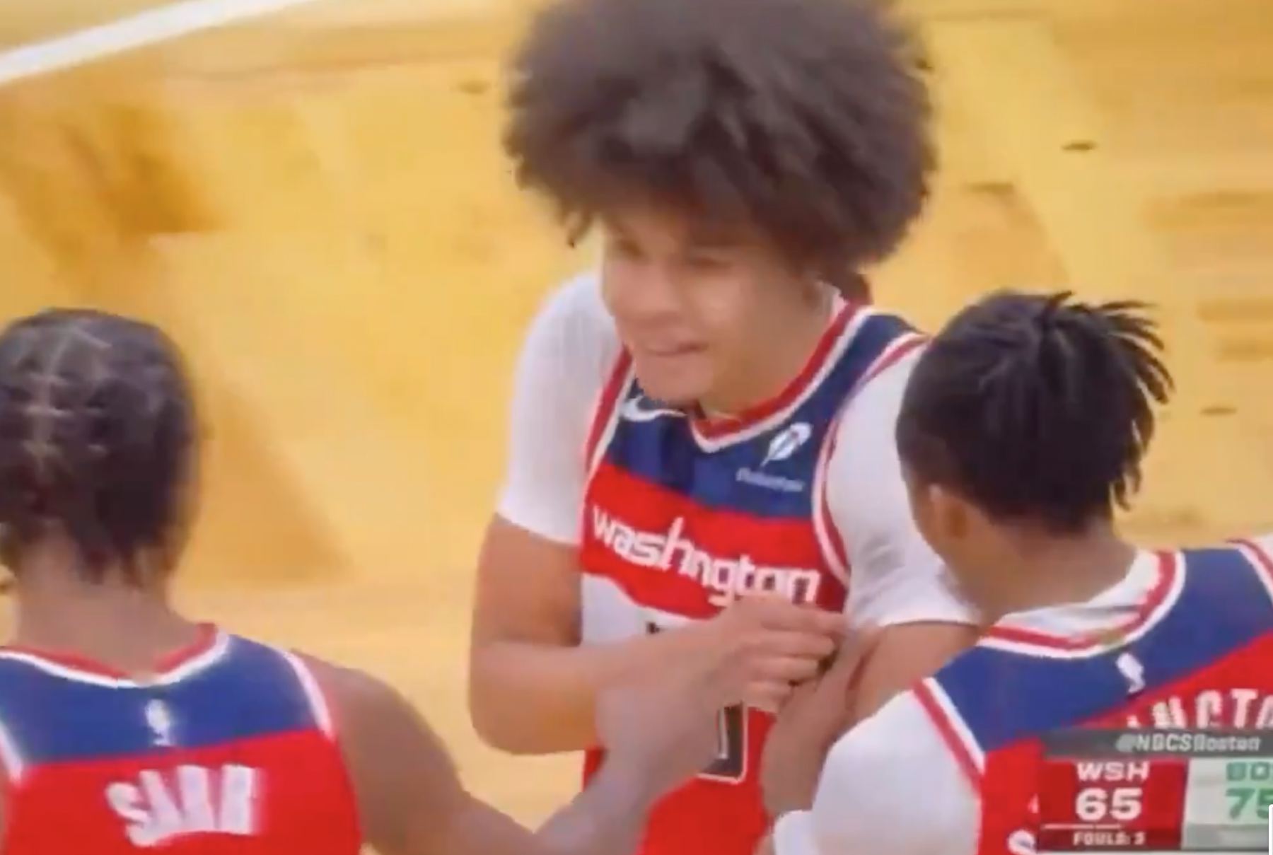 งุ่มง่าม! เมื่อบราวน์ล้มจอร์จในเกมนี้ ผงเส้นผมก็ถูบนเสื้อผ้าของฝ่ายหลัง