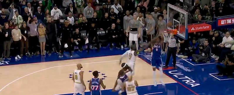 เอ็ดเวิร์ดส์พลาดช็อตเปิด และอูเบรไม่ระวังอยู่ใต้ตะกร้าและทำเลย์อัพติดตามผลสำหรับช็อตสุดท้าย