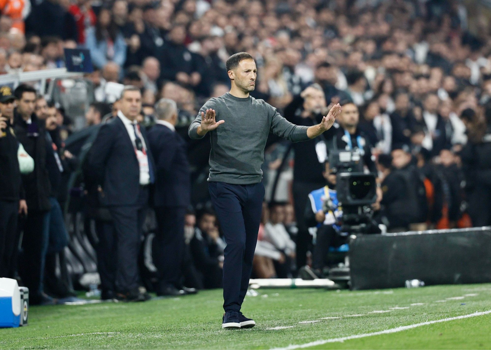 สื่อตุรกี: ผู้บริหารของ Fenerbahce ตั้งใจที่จะให้อภัย Kahvich และ Brown แต่ Tedesco ปฏิเสธ