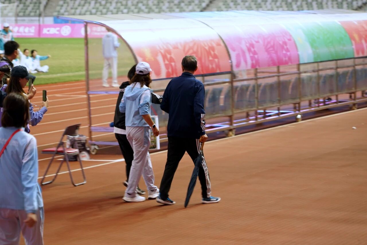 กีฬาตะวันออก: Xu Genbao มีไข้ 39 องศา ก่อนนัดชิงอันดับสาม หลังจบเกมเขามองย้อนกลับไปที่สนามตอนที่เขาออกจากสนามพร้อมกับร่ม